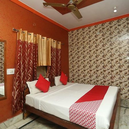 Oyo 18641 Hotel Rashmi Tājganj Esterno foto
