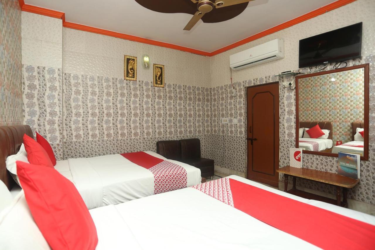 Oyo 18641 Hotel Rashmi Tājganj Esterno foto