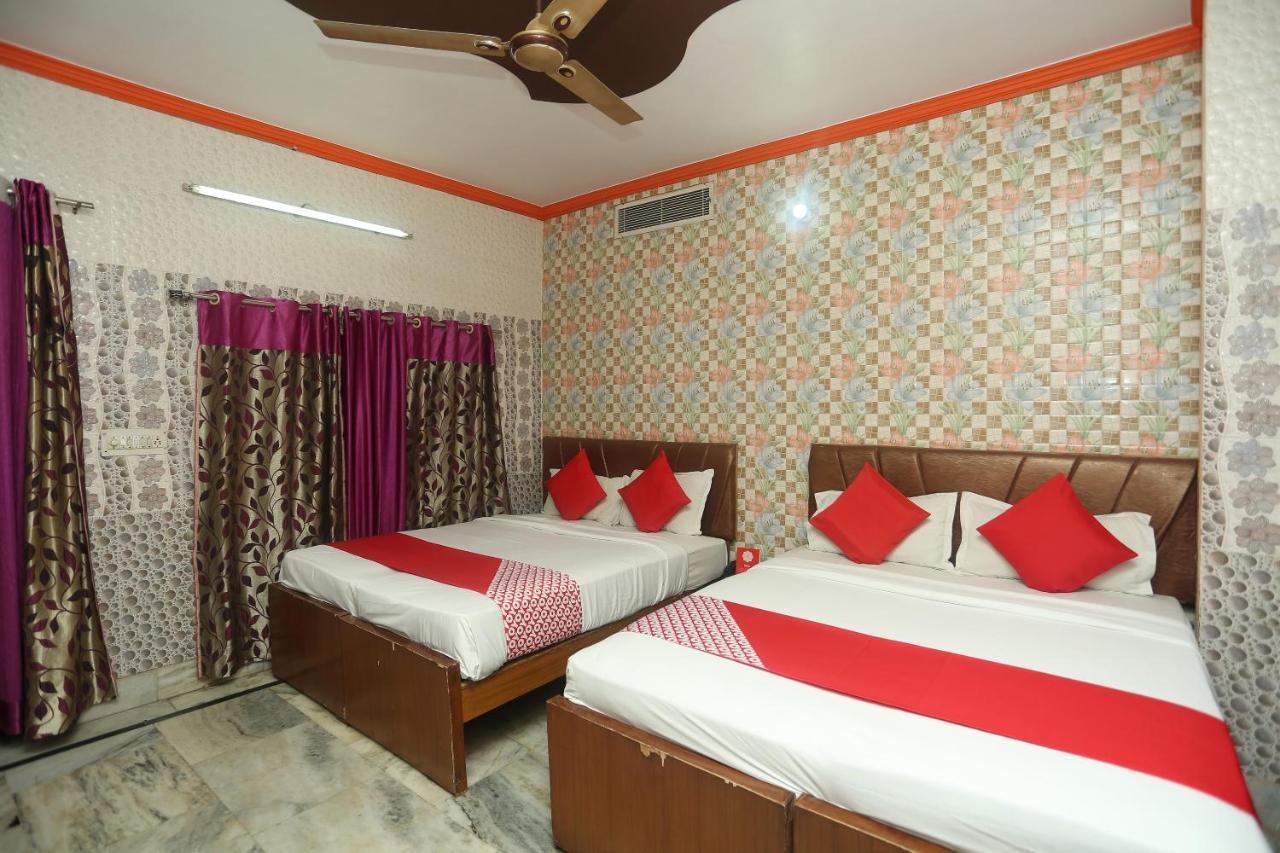 Oyo 18641 Hotel Rashmi Tājganj Esterno foto