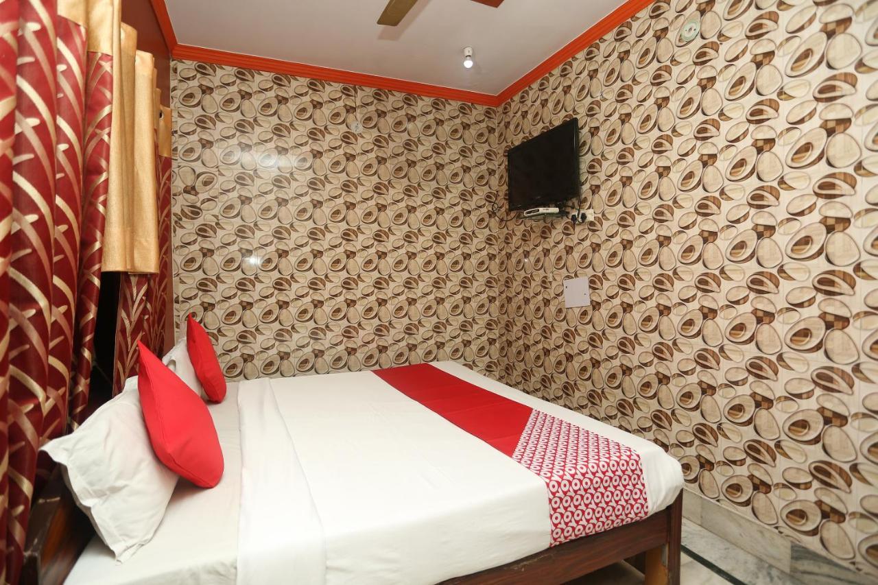 Oyo 18641 Hotel Rashmi Tājganj Esterno foto