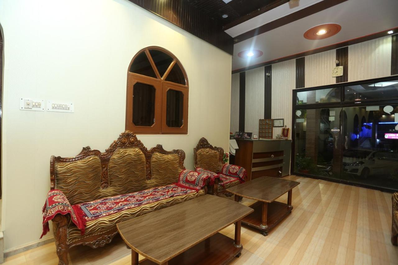 Oyo 18641 Hotel Rashmi Tājganj Esterno foto