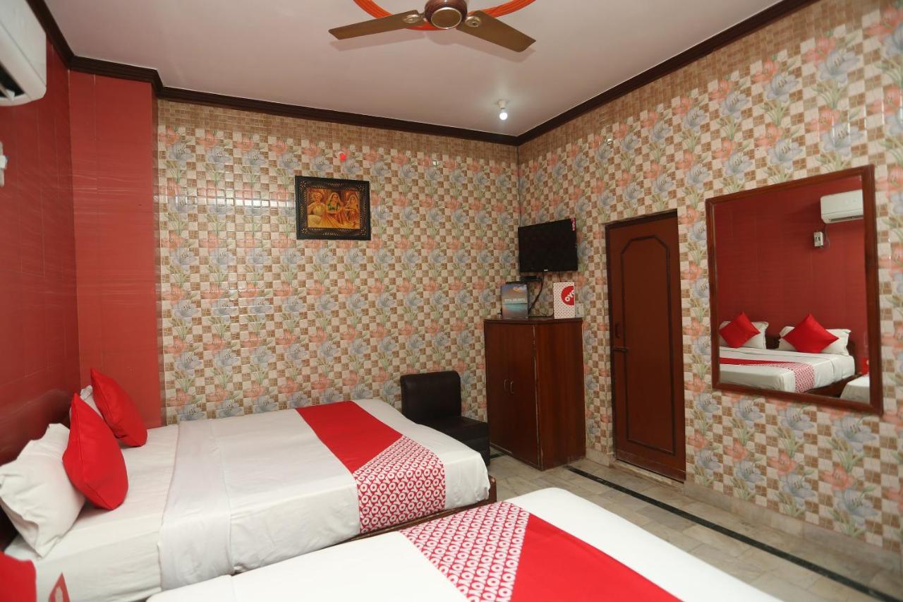 Oyo 18641 Hotel Rashmi Tājganj Esterno foto
