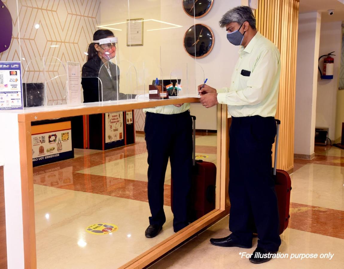Oyo 18641 Hotel Rashmi Tājganj Esterno foto