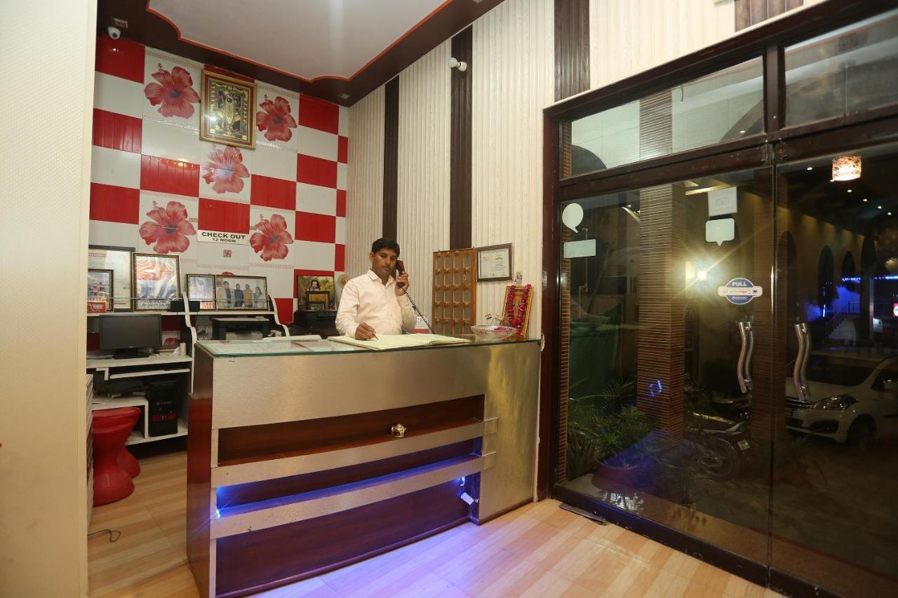 Oyo 18641 Hotel Rashmi Tājganj Esterno foto