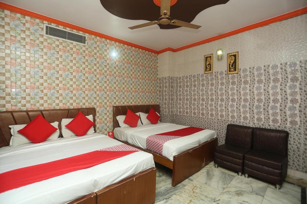 Oyo 18641 Hotel Rashmi Tājganj Esterno foto