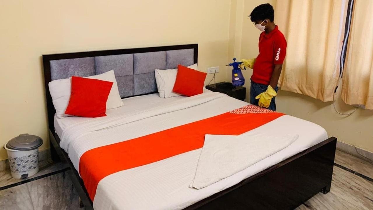Oyo 18641 Hotel Rashmi Tājganj Esterno foto
