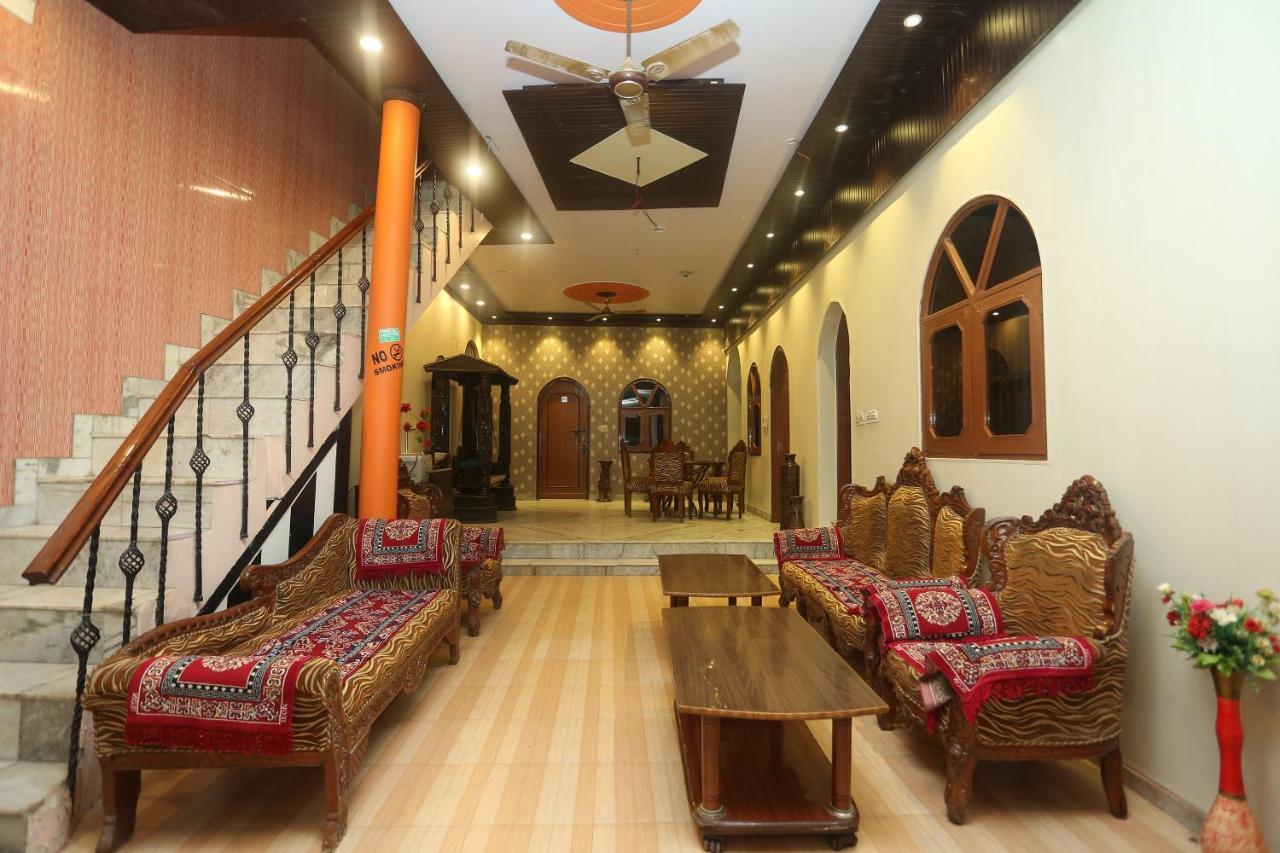 Oyo 18641 Hotel Rashmi Tājganj Esterno foto