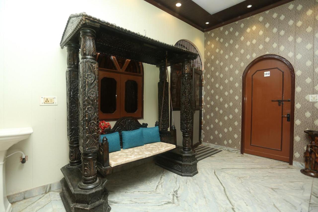 Oyo 18641 Hotel Rashmi Tājganj Esterno foto