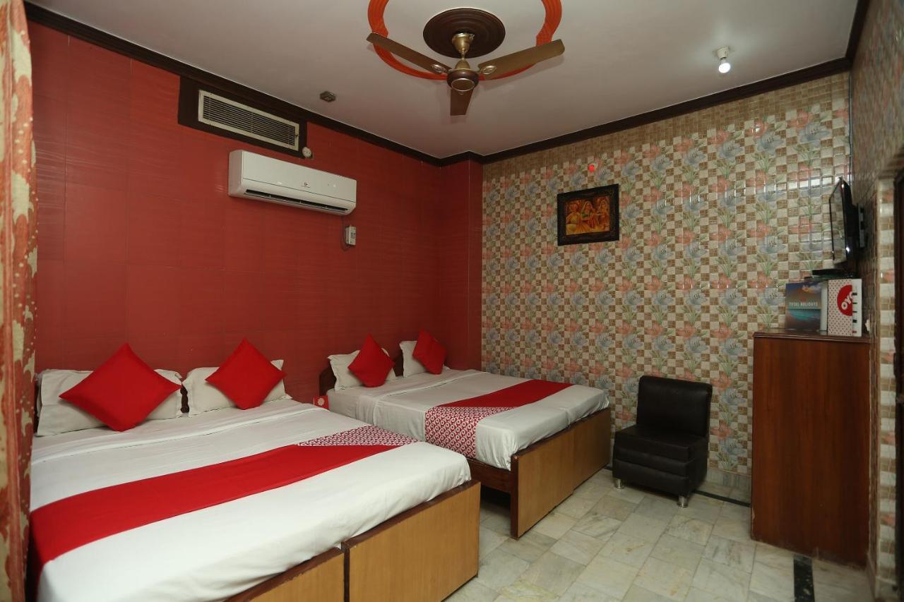 Oyo 18641 Hotel Rashmi Tājganj Esterno foto