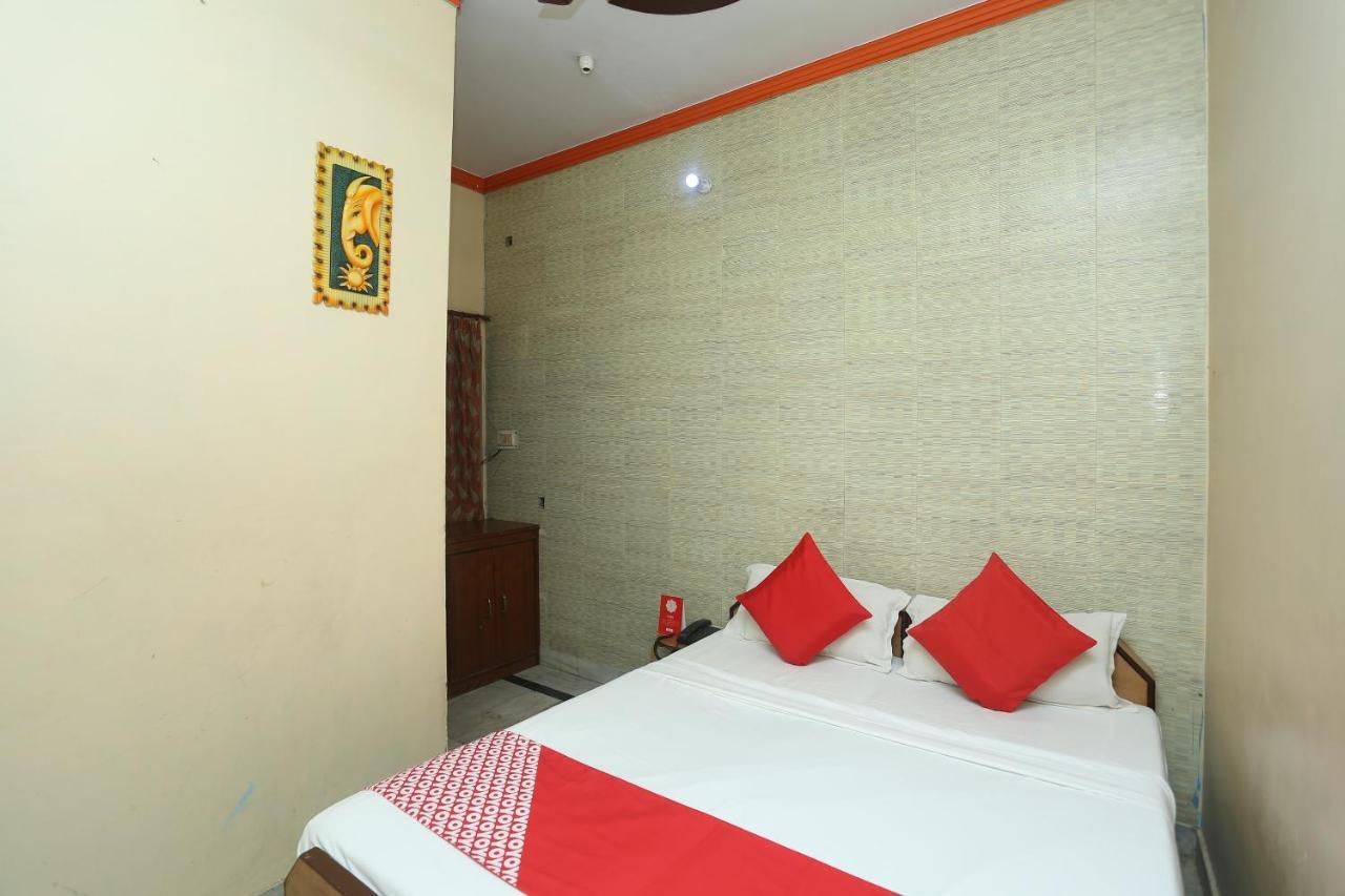 Oyo 18641 Hotel Rashmi Tājganj Esterno foto