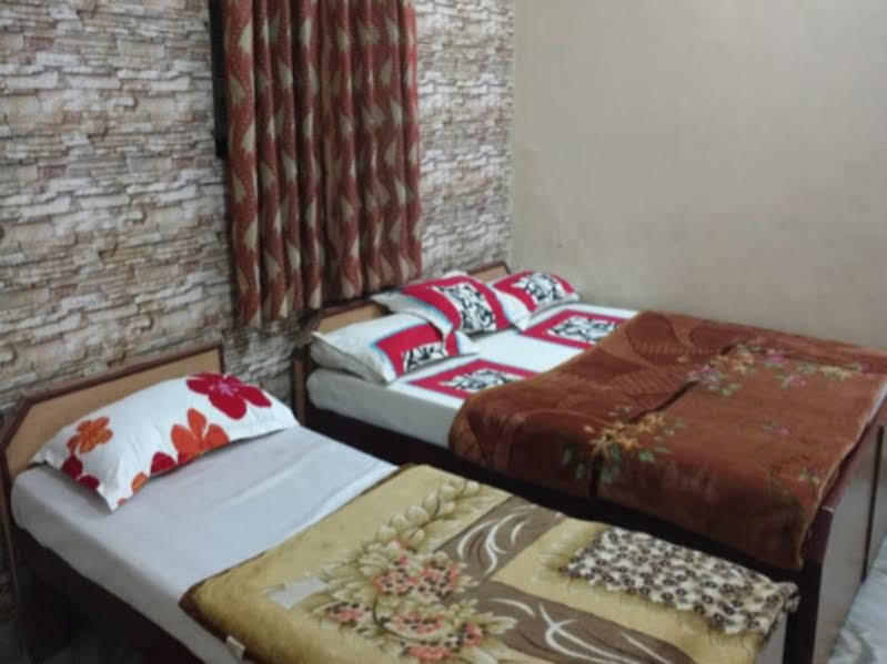 Oyo 18641 Hotel Rashmi Tājganj Esterno foto