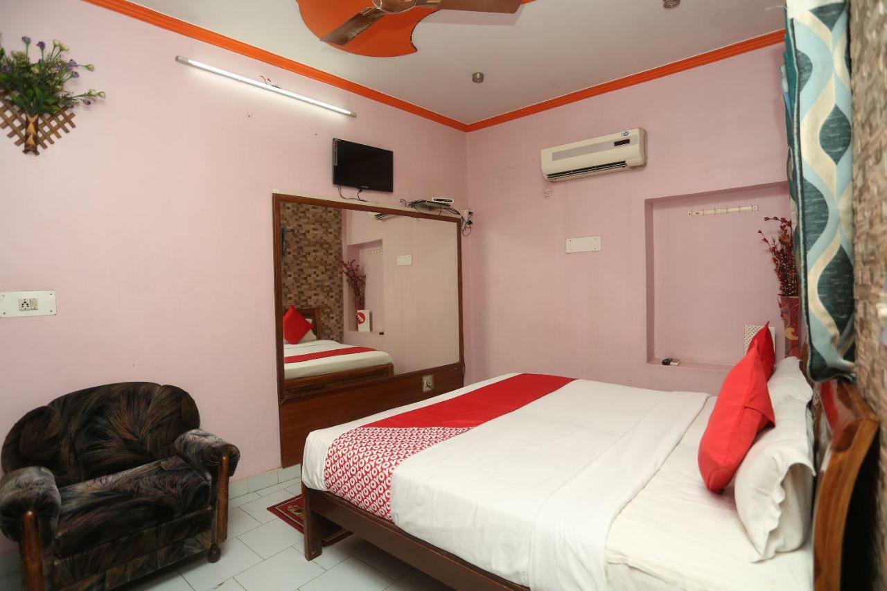 Oyo 18641 Hotel Rashmi Tājganj Esterno foto