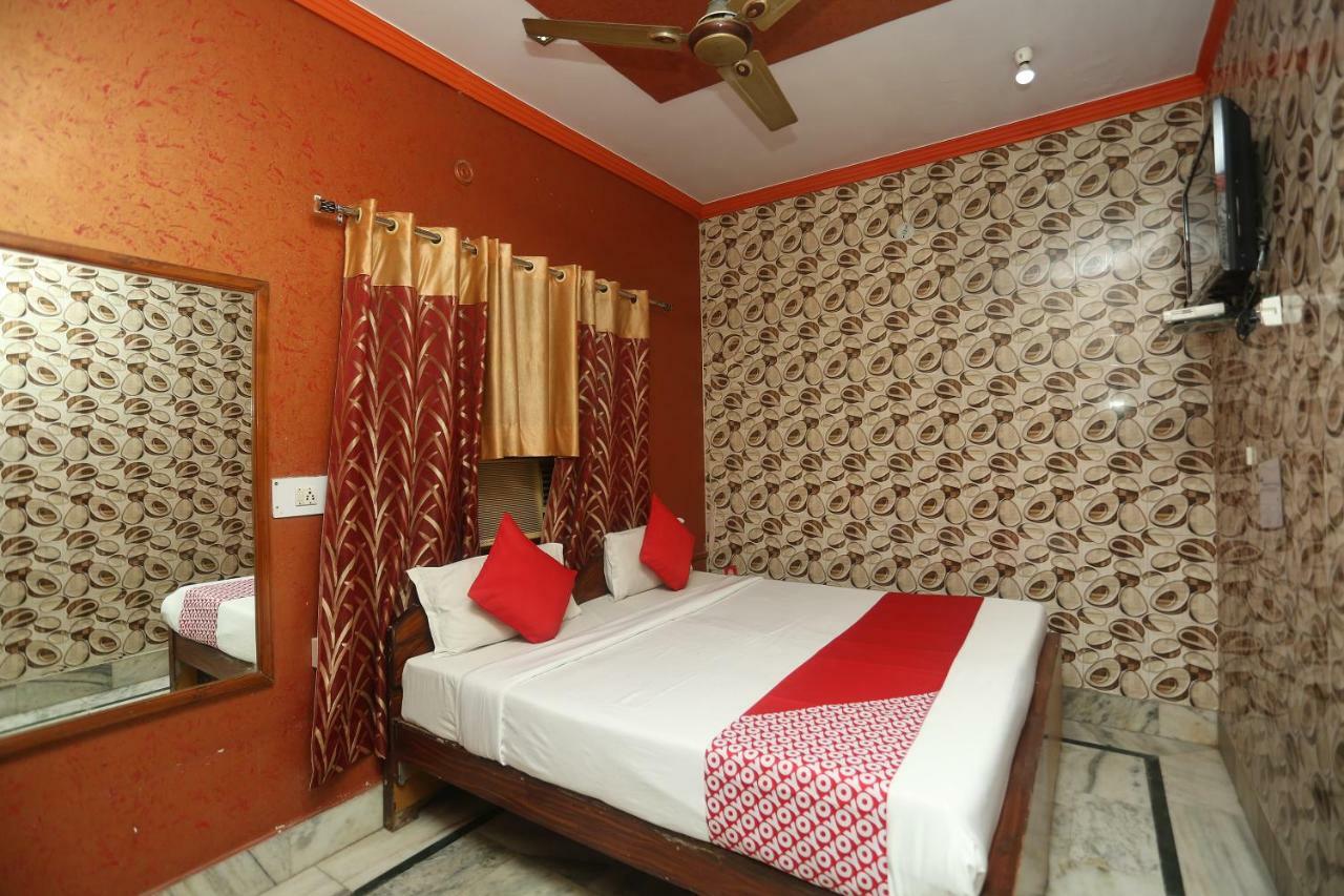 Oyo 18641 Hotel Rashmi Tājganj Esterno foto